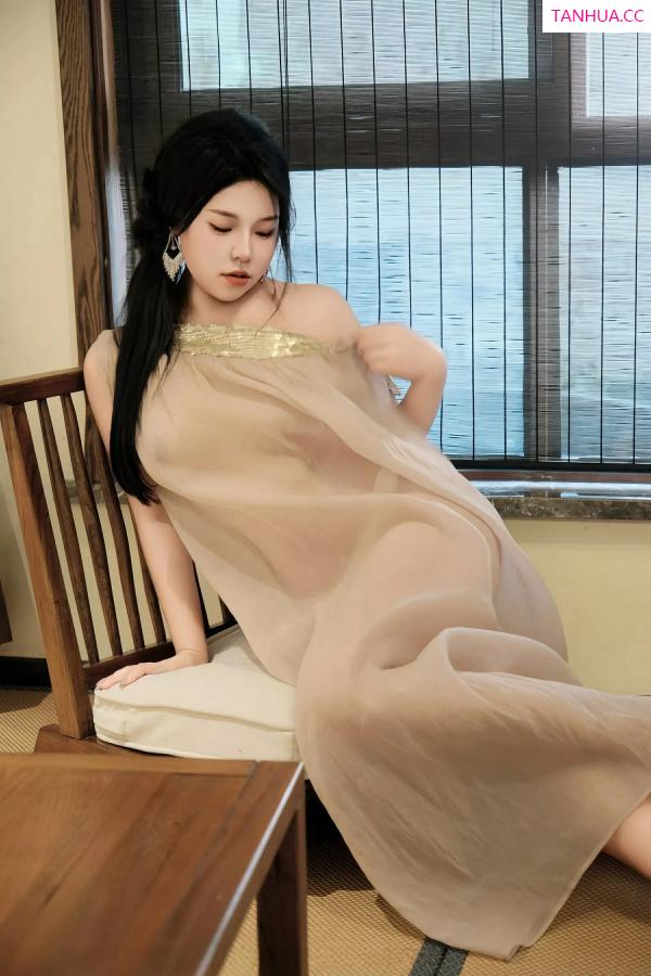   [XiuRen]高清写真图 2025.07.03 No.10500 麦田 透视连衣裙第10张图片